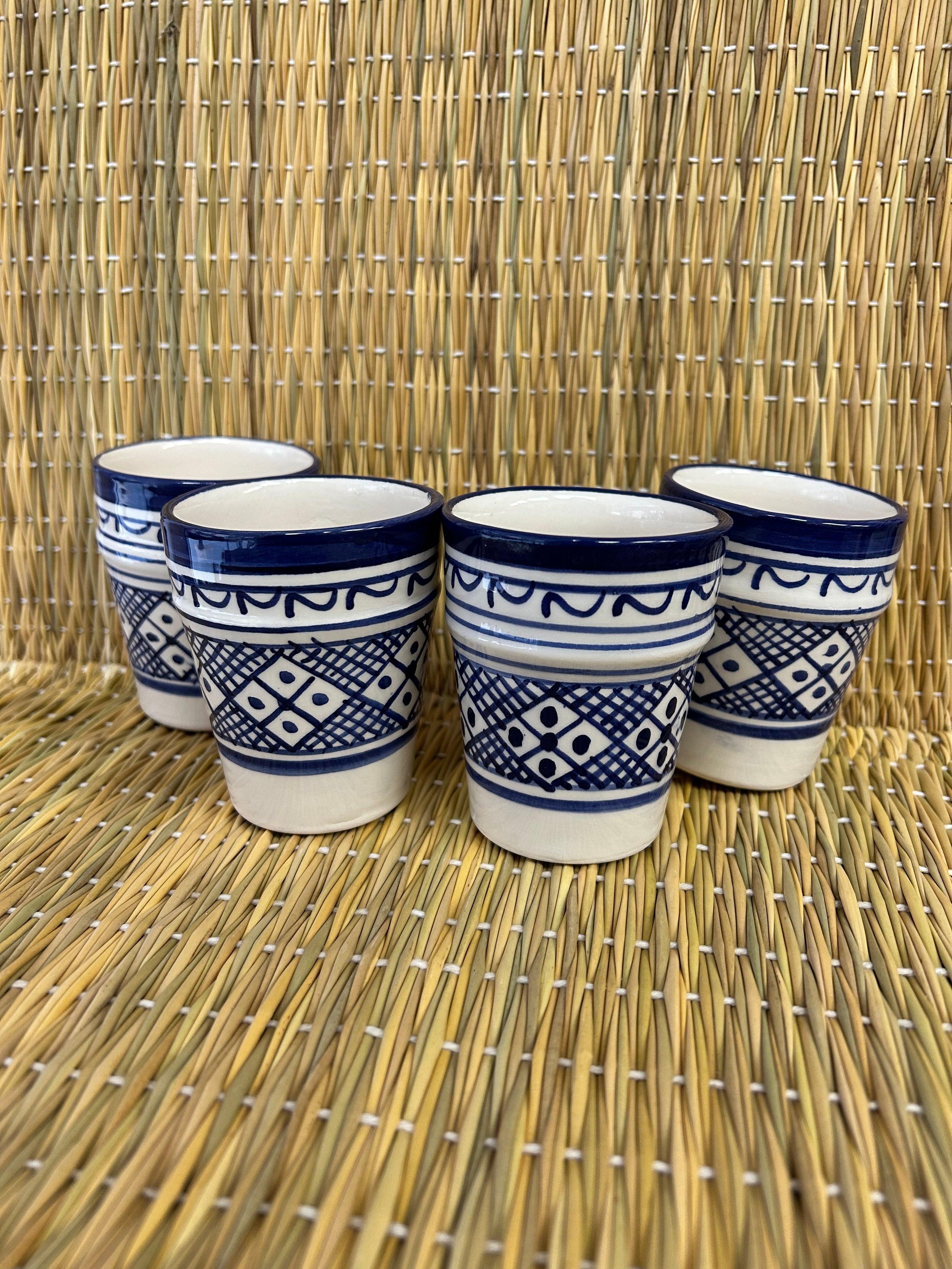 Vaso pequeño artesano azul para el té